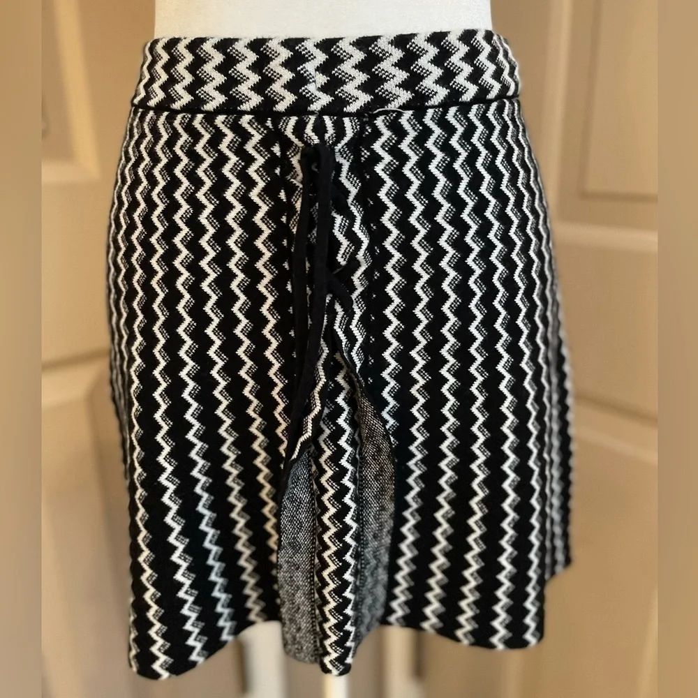 Candie’s black & white chevron stripe sweater mini skirt w/lace-up detail. Sz XS - Picture 3 of 7